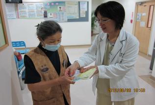 工作人員與志工為當日看診患者領藥.jpg